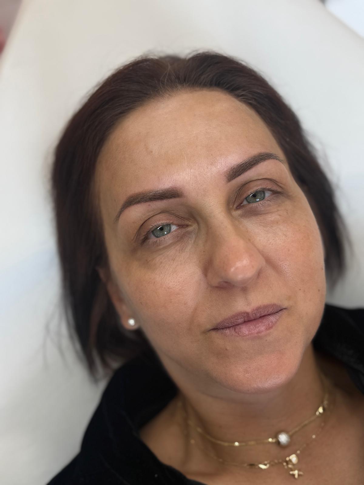 Powder Brows - Portret Clientă
