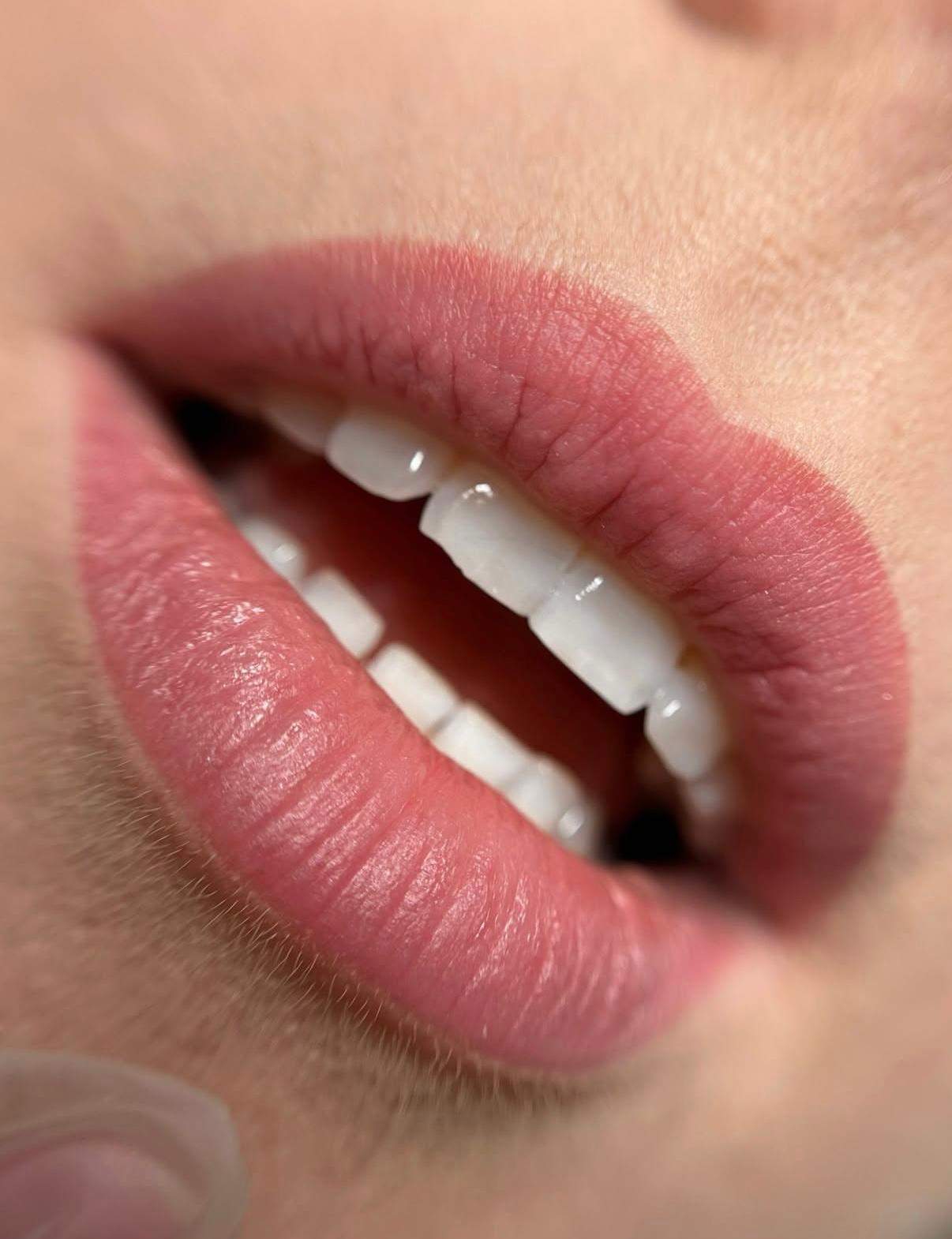 Micropigmentare buze – contur definit